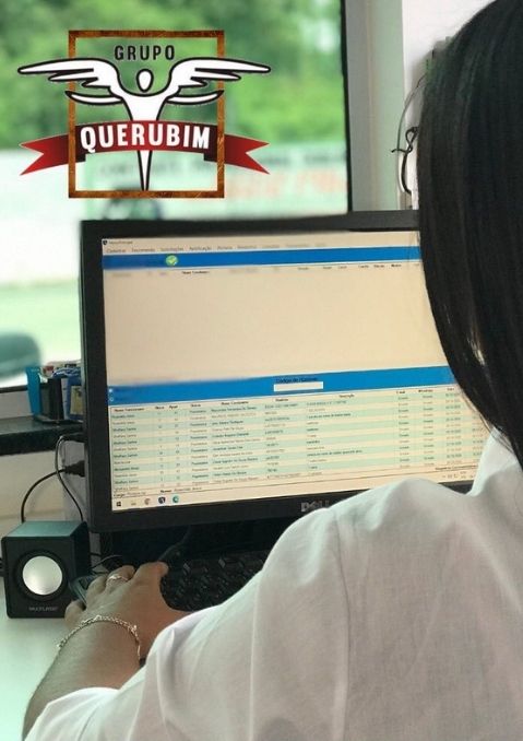Criança feliz recebendo brinquedos